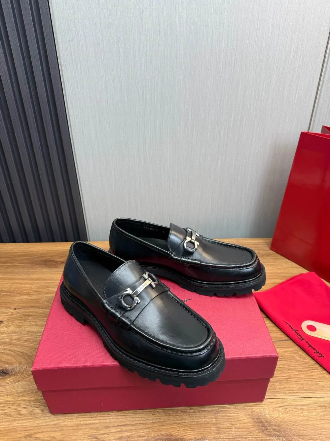 Men's shoes 💰880💰 Ferragamo. [Ferragamo] men's thick-soled loafers, the latest hot style, 1:1 original purchase quality, top quality, imported open-edge beaded cowhide leather on the upper, hand-made three-dimensional stitching highlights the round toe design, the inner foot pads are all imported cowhide, with original lightweight foam outsole, matching code 39-44, (38, 45 custom-made, non-refundable)